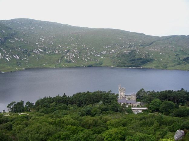 Glenveagh_Castle_-_Lough_Veagh
